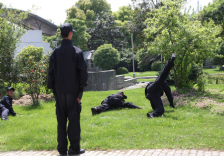 保安服務團隊如何對小區的管理服務進行調整或提高？